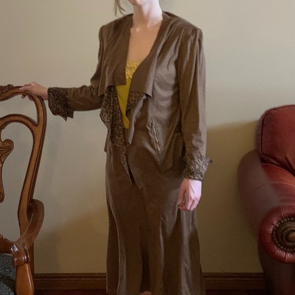 Tan suit - Picture 2 of 7